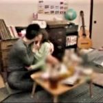 酔って性欲刺激された彼氏アリの巨乳お姉さんが雑魚寝した友だちにバレないようにイチャイチャしだして…