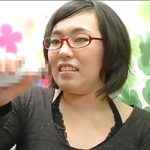 【素人】メガネ女子の顔面に勃起チ○コ押し付けて恥ずかしそうにする様子がエロくてたまらないｗｗｗ