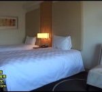 【素人】清楚そうな人妻とカーSEX！？恥ずかしそうに勃起チ○コにそっと手を触れて…